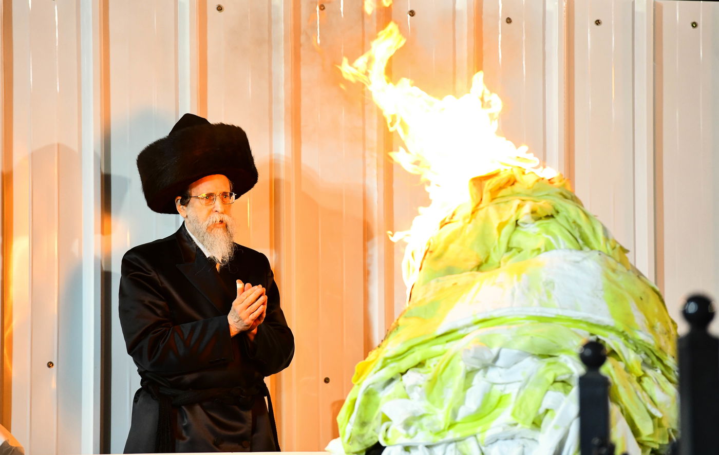 האדמו"ר מבאיאן בהדלקה ל"ג בעומר