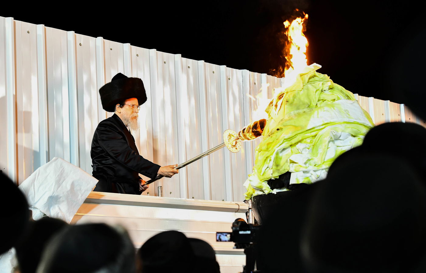 האדמו"ר מבאיאן בהדלקה ל"ג בעומר