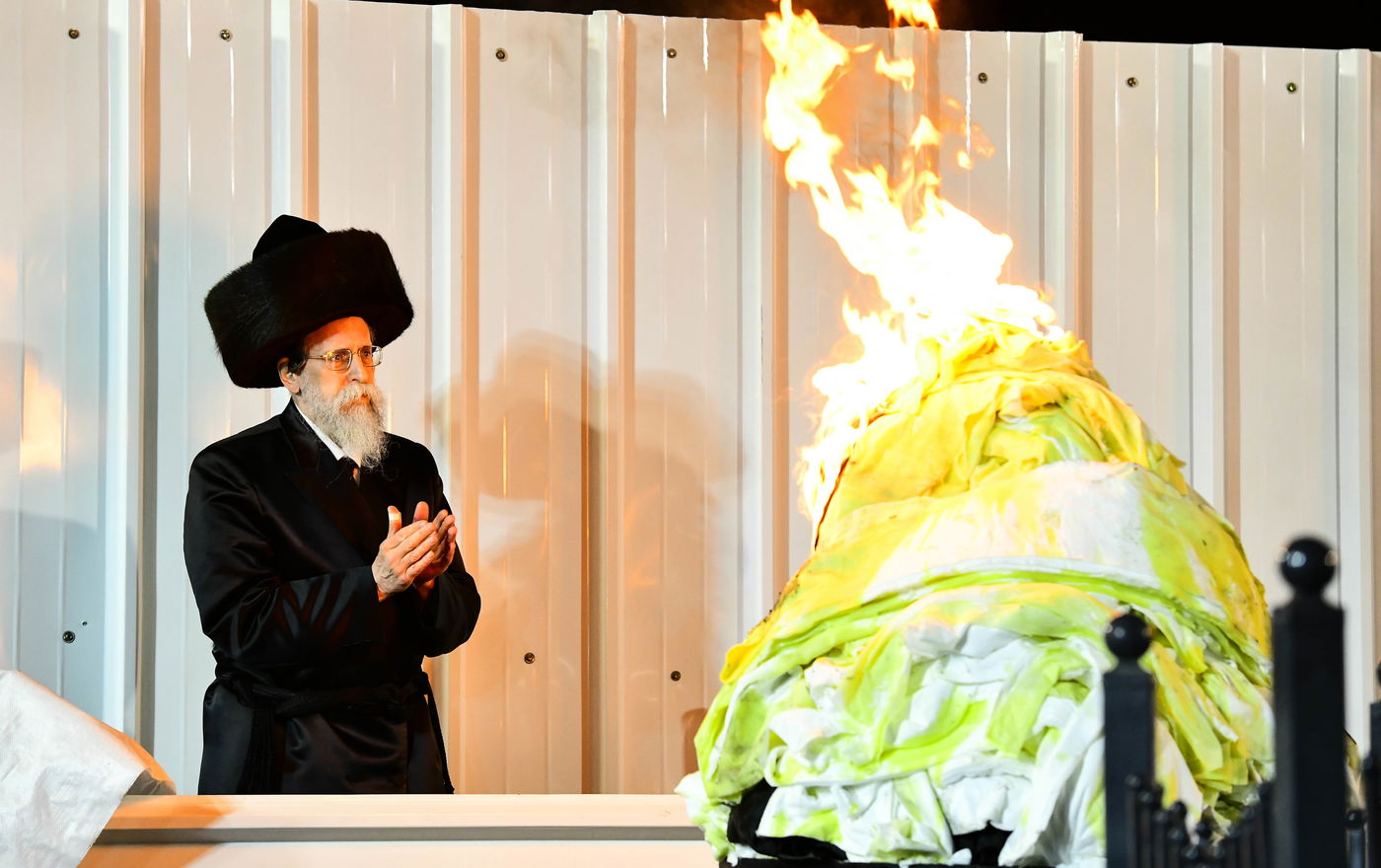 האדמו"ר מבאיאן בהדלקה ל"ג בעומר