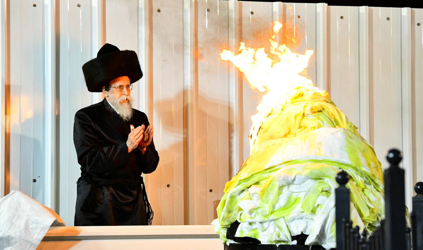 האדמו"ר מבאיאן בהדלקה ל"ג בעומר