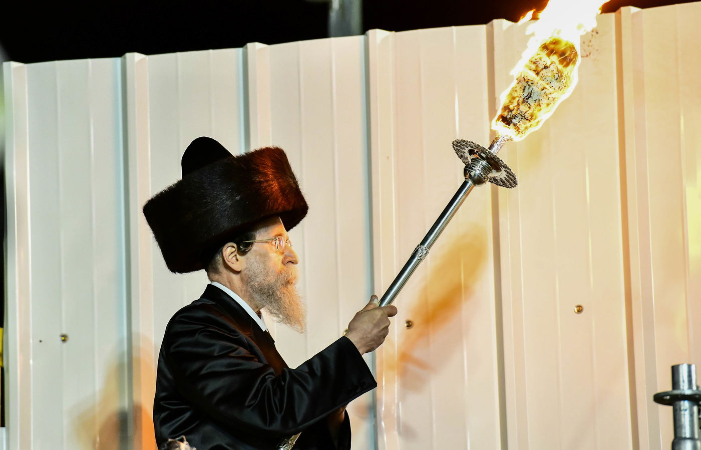 האדמו"ר מבאיאן בהדלקה ל"ג בעומר