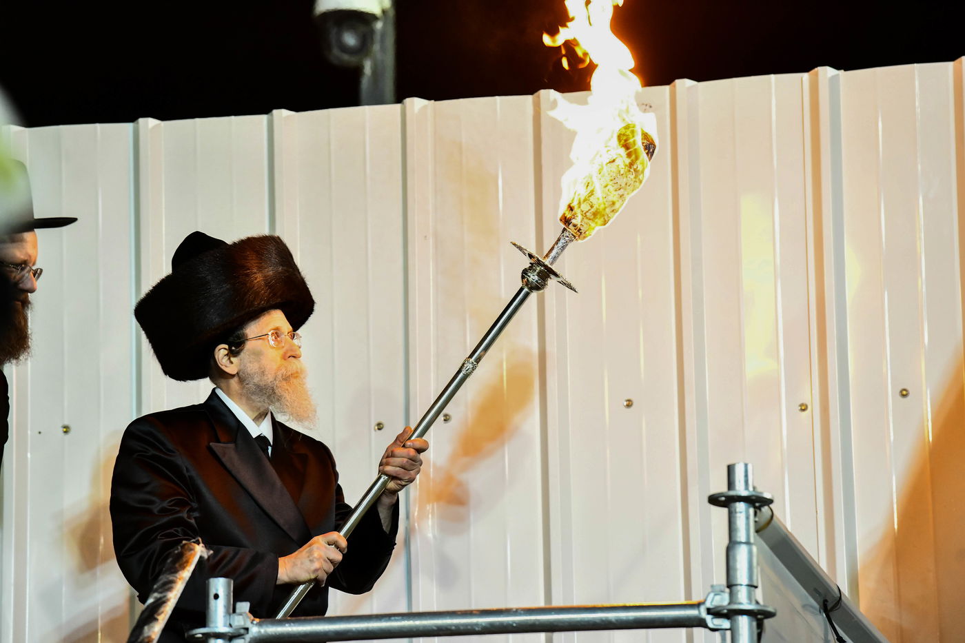 האדמו"ר מבאיאן בהדלקה ל"ג בעומר