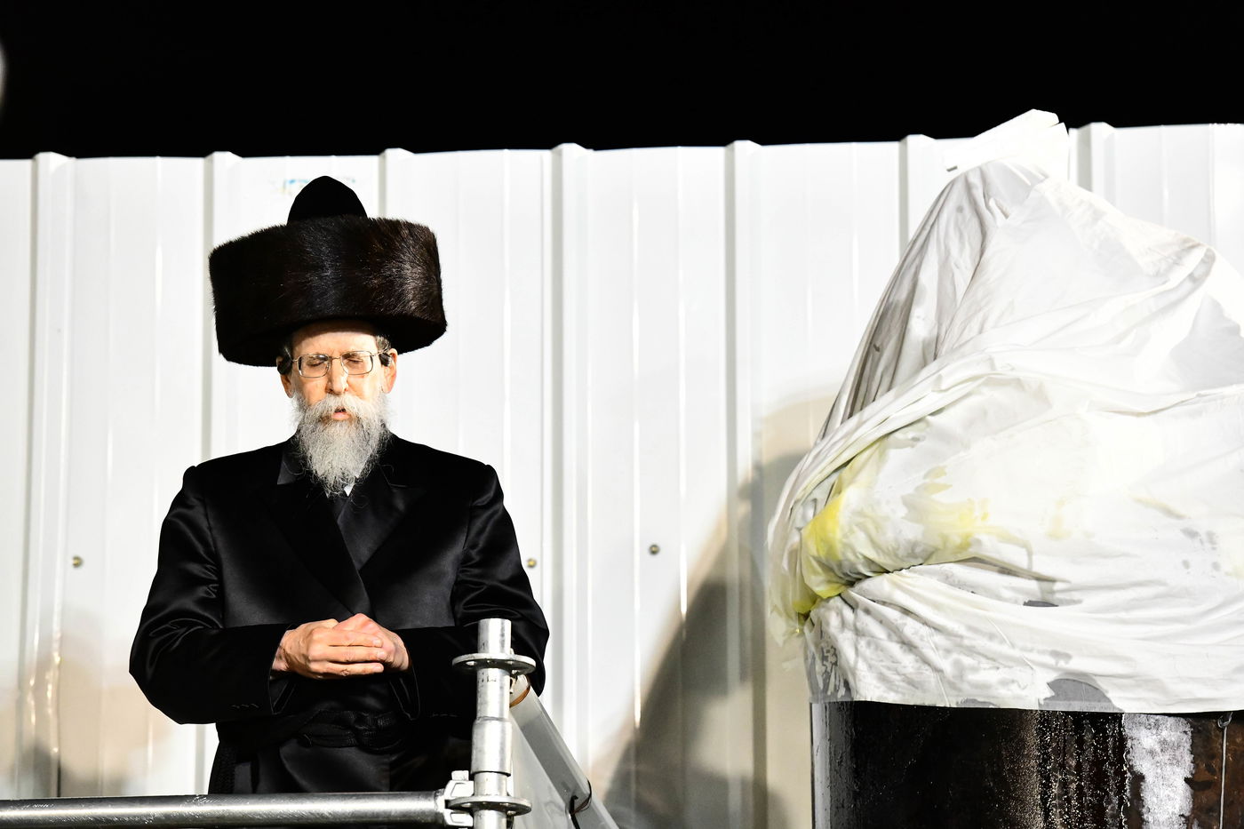 האדמו"ר מבאיאן בהדלקה ל"ג בעומר