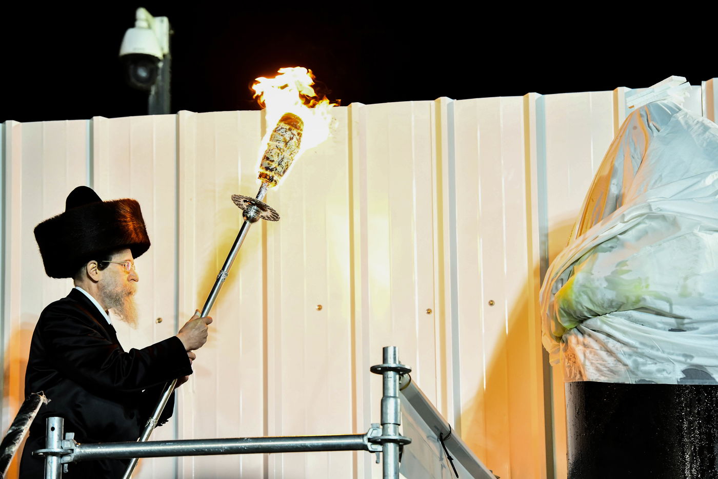 האדמו"ר מבאיאן בהדלקה ל"ג בעומר