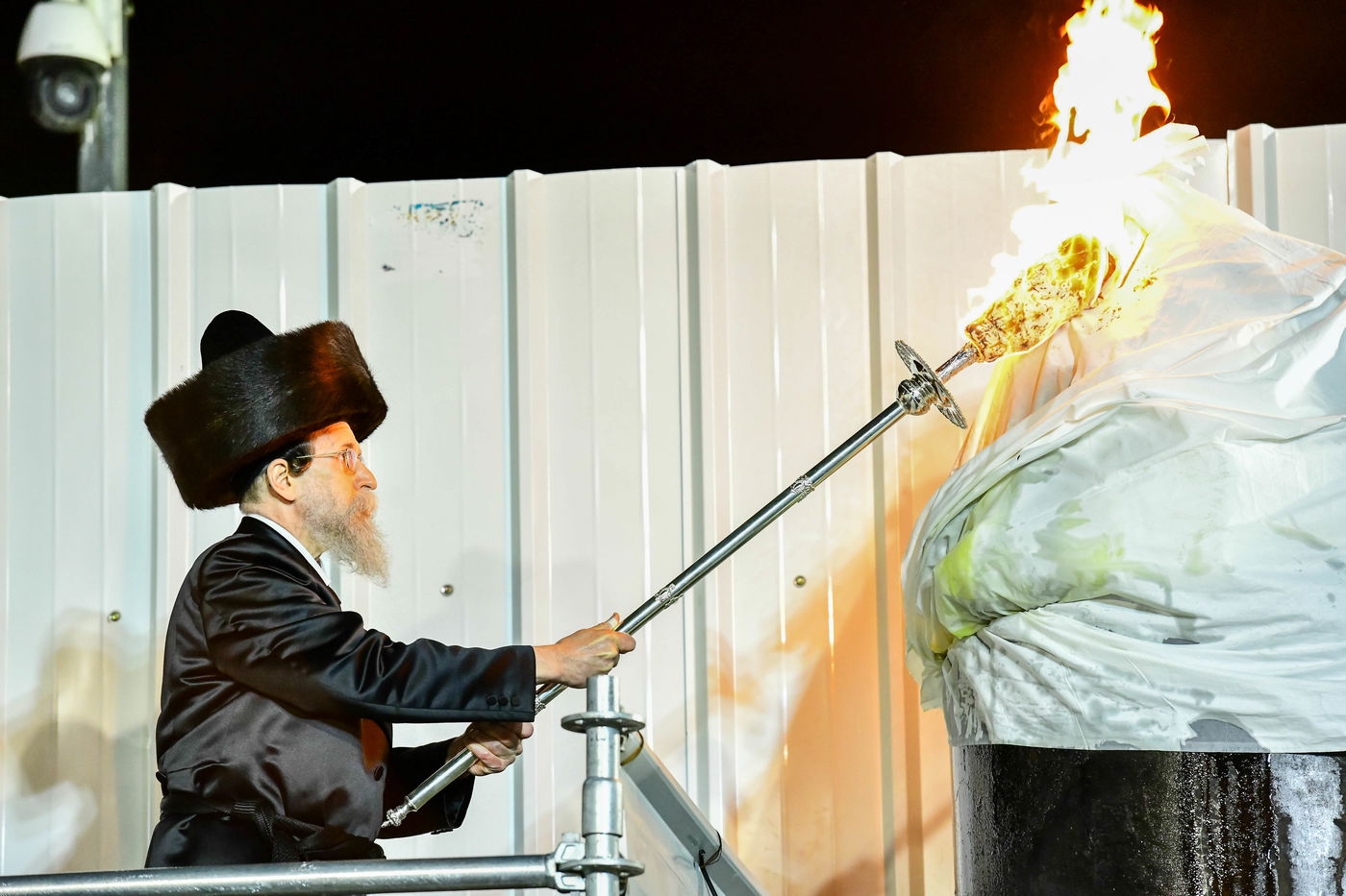 האדמו"ר מבאיאן בהדלקה ל"ג בעומר