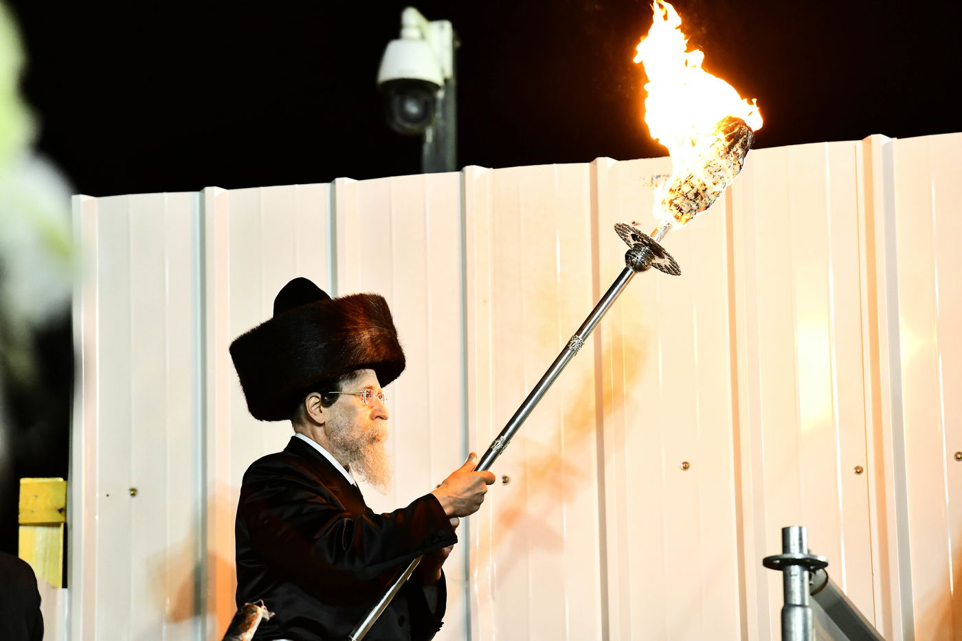 האדמו"ר מבאיאן בהדלקה ל"ג בעומר