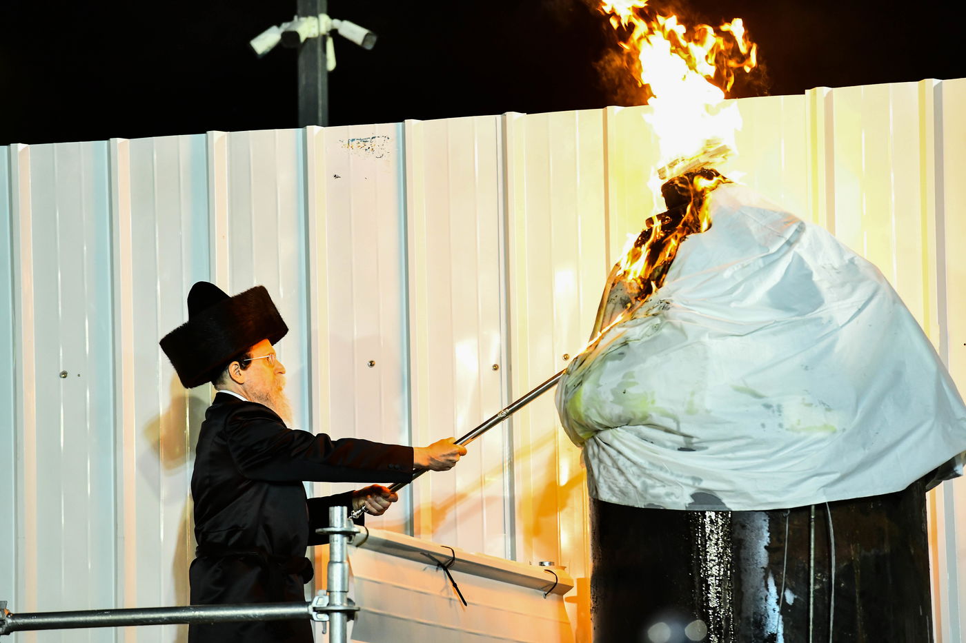 האדמו"ר מבאיאן בהדלקה ל"ג בעומר