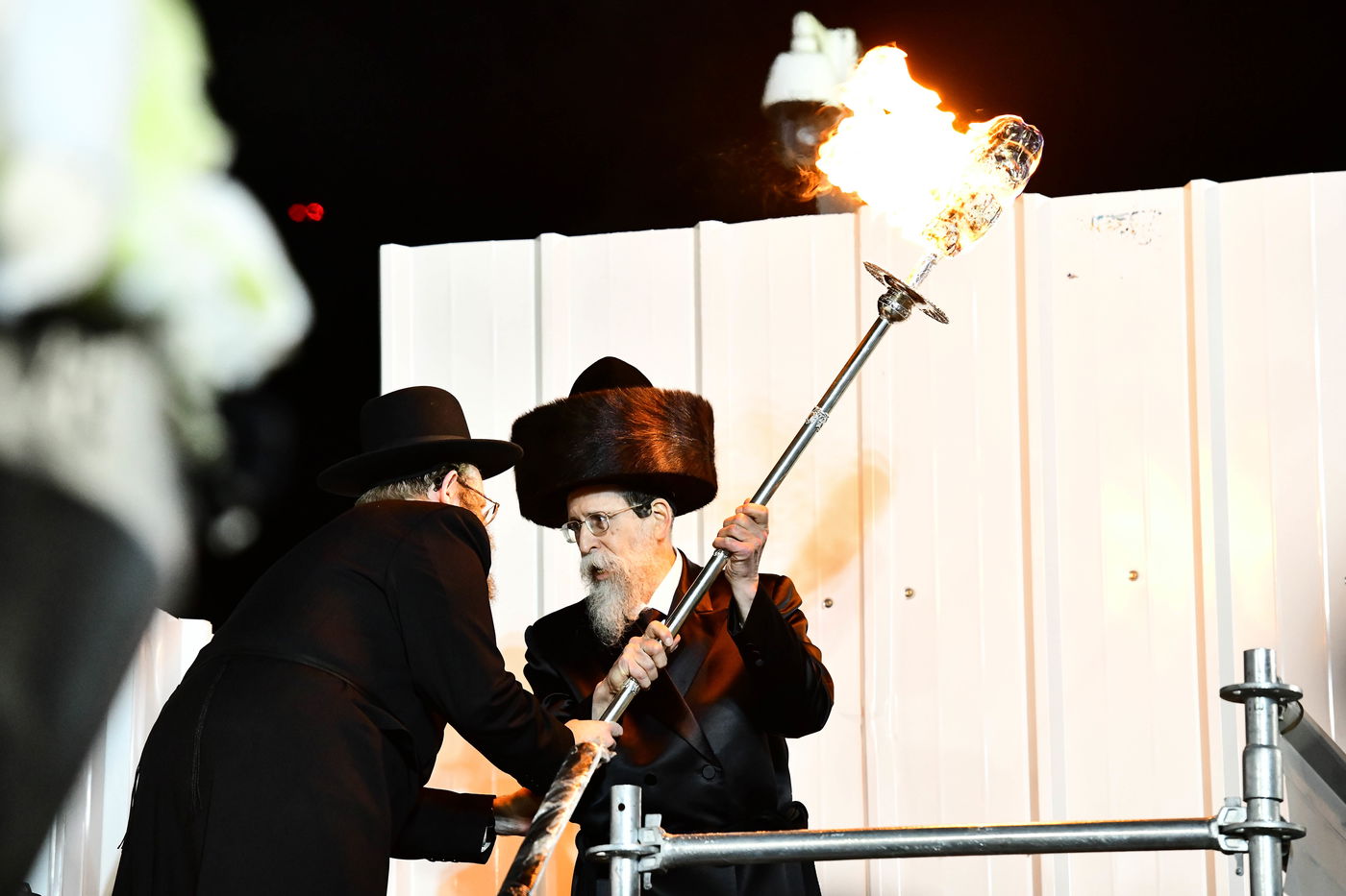 האדמו"ר מבאיאן בהדלקה ל"ג בעומר