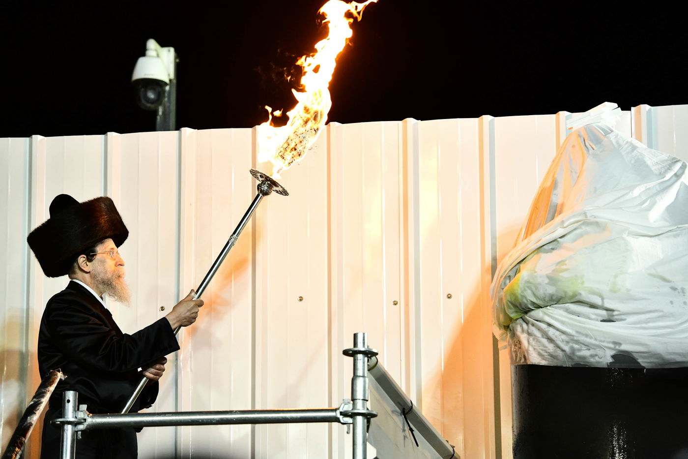 האדמו"ר מבאיאן בהדלקה ל"ג בעומר