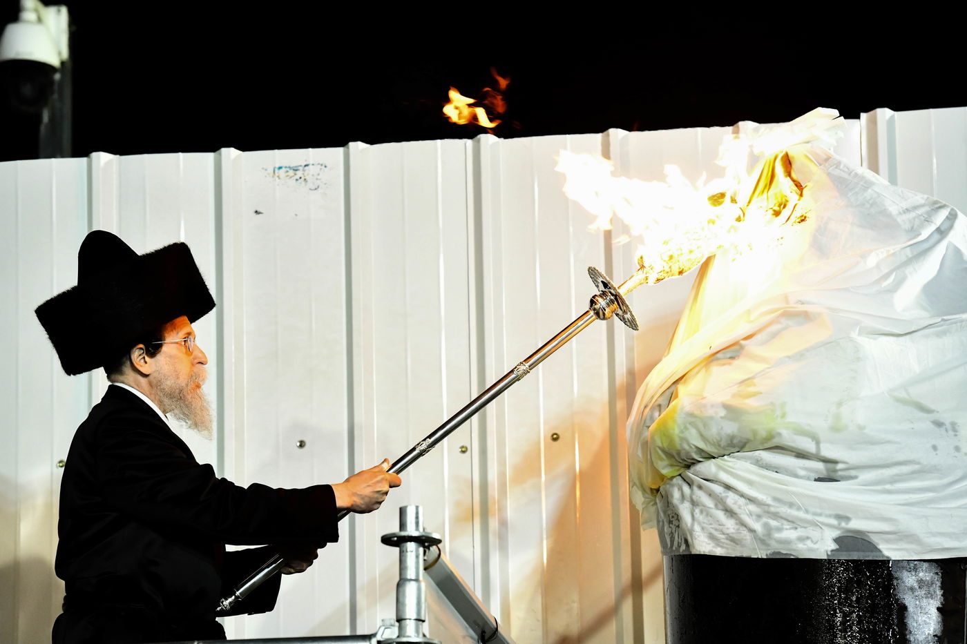 האדמו"ר מבאיאן בהדלקה ל"ג בעומר