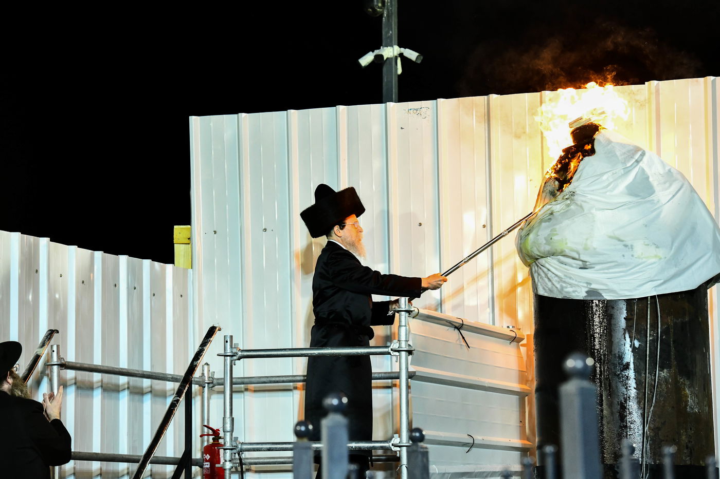 האדמו"ר מבאיאן בהדלקה ל"ג בעומר