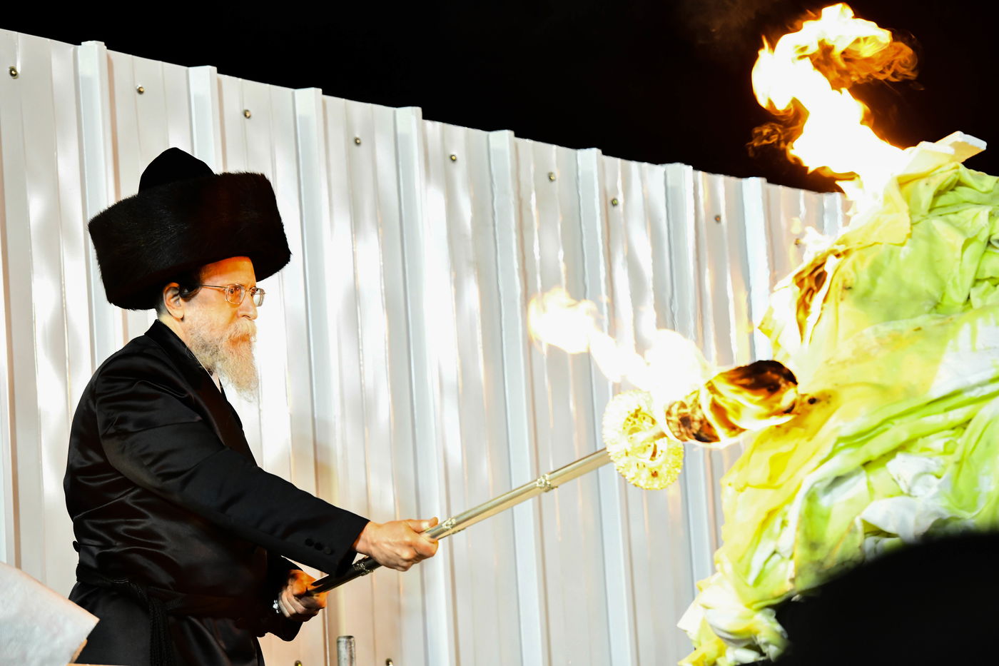 האדמו"ר מבאיאן בהדלקה ל"ג בעומר