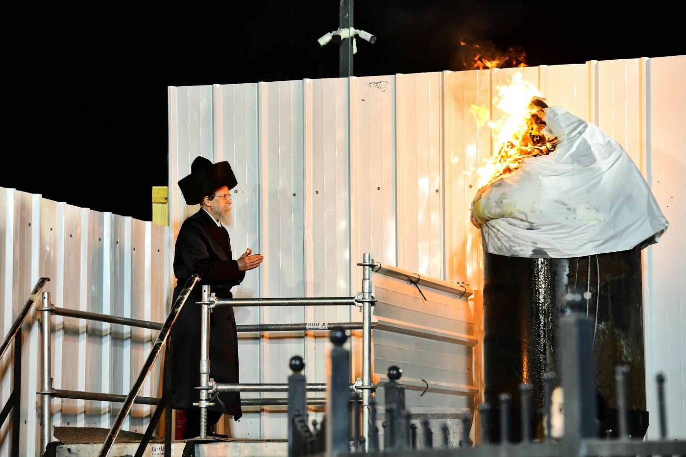 האדמו"ר מבאיאן בהדלקה ל"ג בעומר