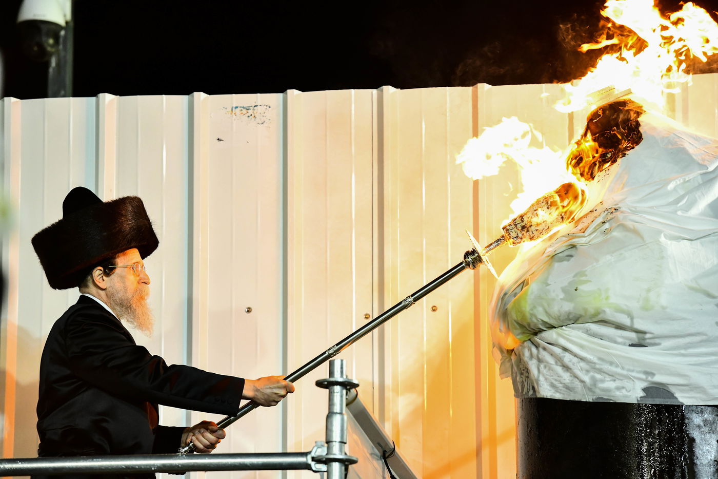 האדמו"ר מבאיאן בהדלקה ל"ג בעומר