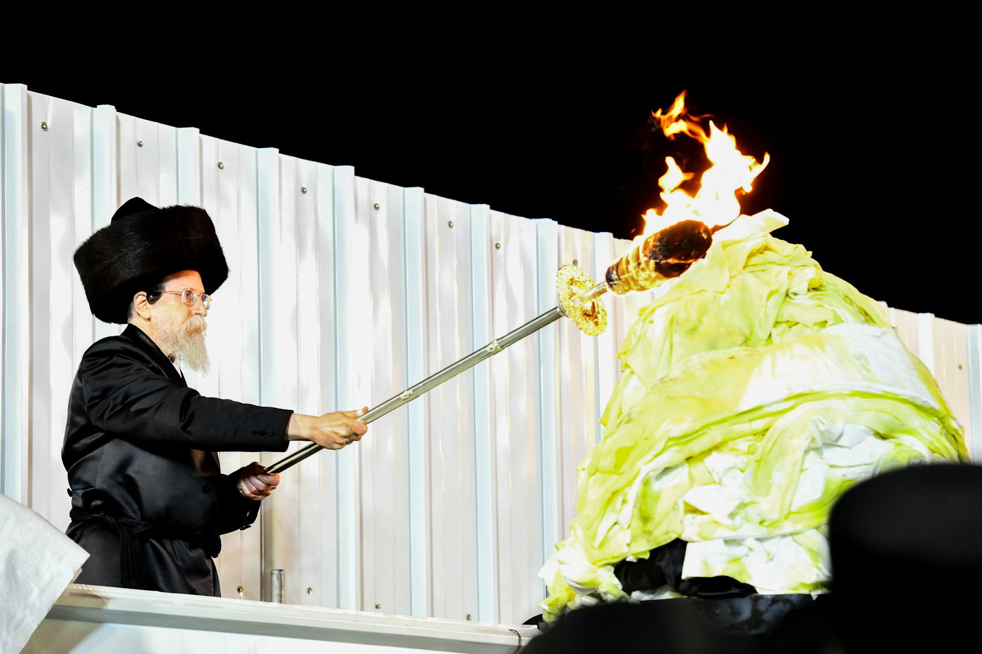 האדמו"ר מבאיאן בהדלקה ל"ג בעומר