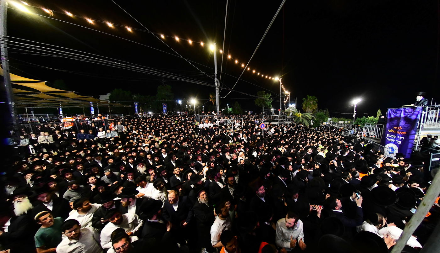 האדמו"ר מבאיאן בהדלקה ל"ג בעומר