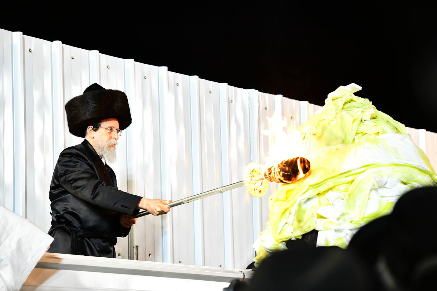 האדמו"ר מבאיאן בהדלקה ל"ג בעומר