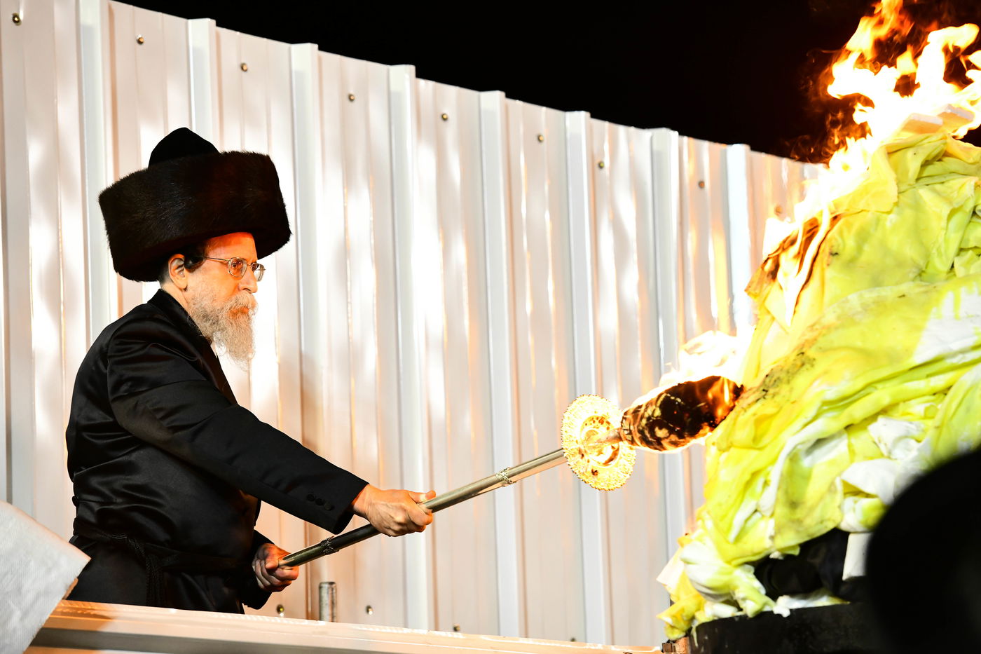 האדמו"ר מבאיאן בהדלקה ל"ג בעומר