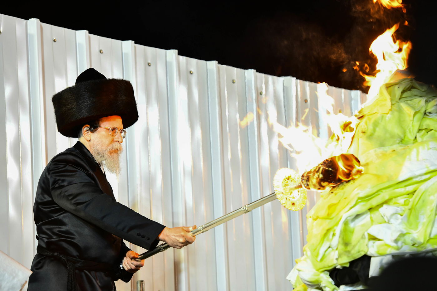 האדמו"ר מבאיאן בהדלקה ל"ג בעומר