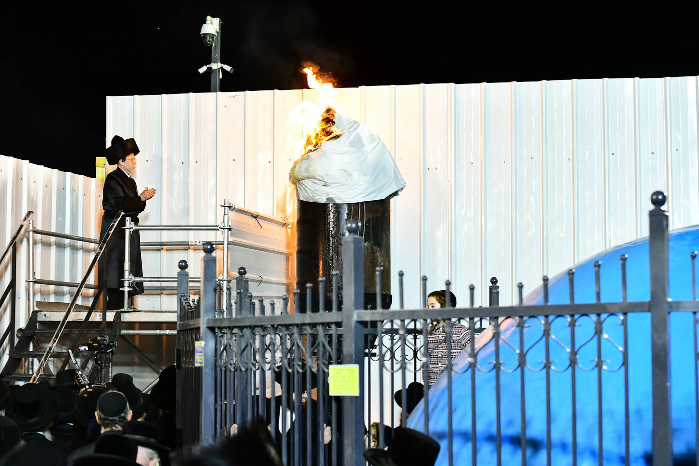 האדמו"ר מבאיאן בהדלקה ל"ג בעומר