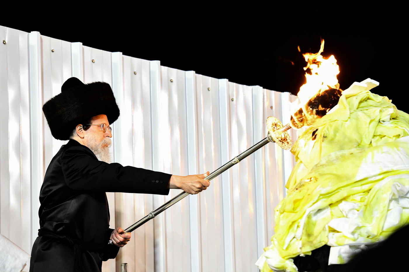 האדמו"ר מבאיאן בהדלקה ל"ג בעומר