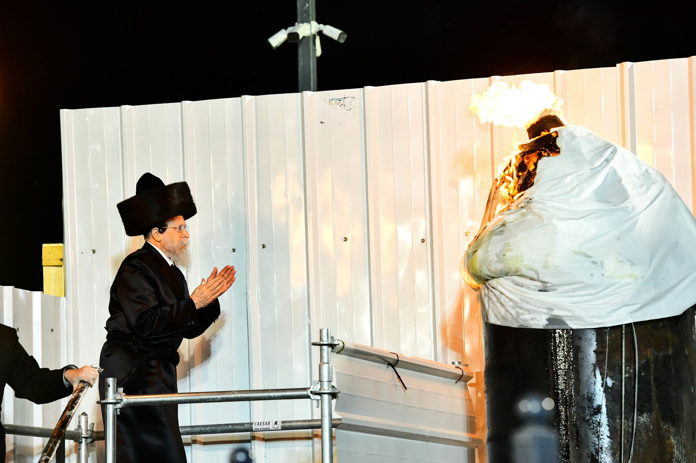 האדמו"ר מבאיאן בהדלקה ל"ג בעומר