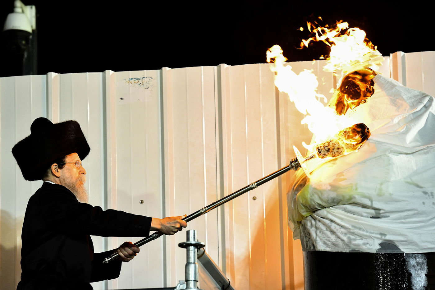 האדמו"ר מבאיאן בהדלקה ל"ג בעומר