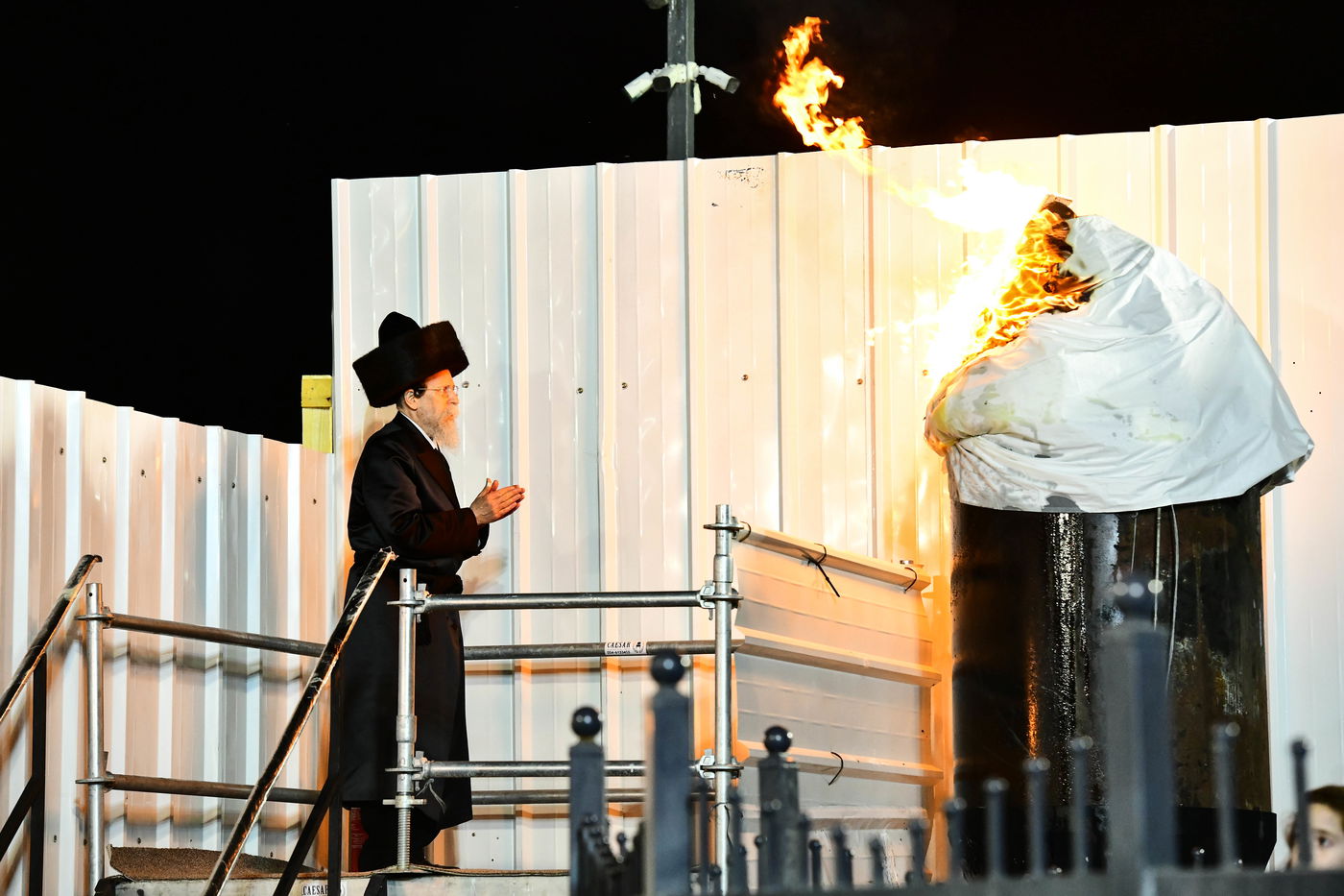 האדמו"ר מבאיאן בהדלקה ל"ג בעומר