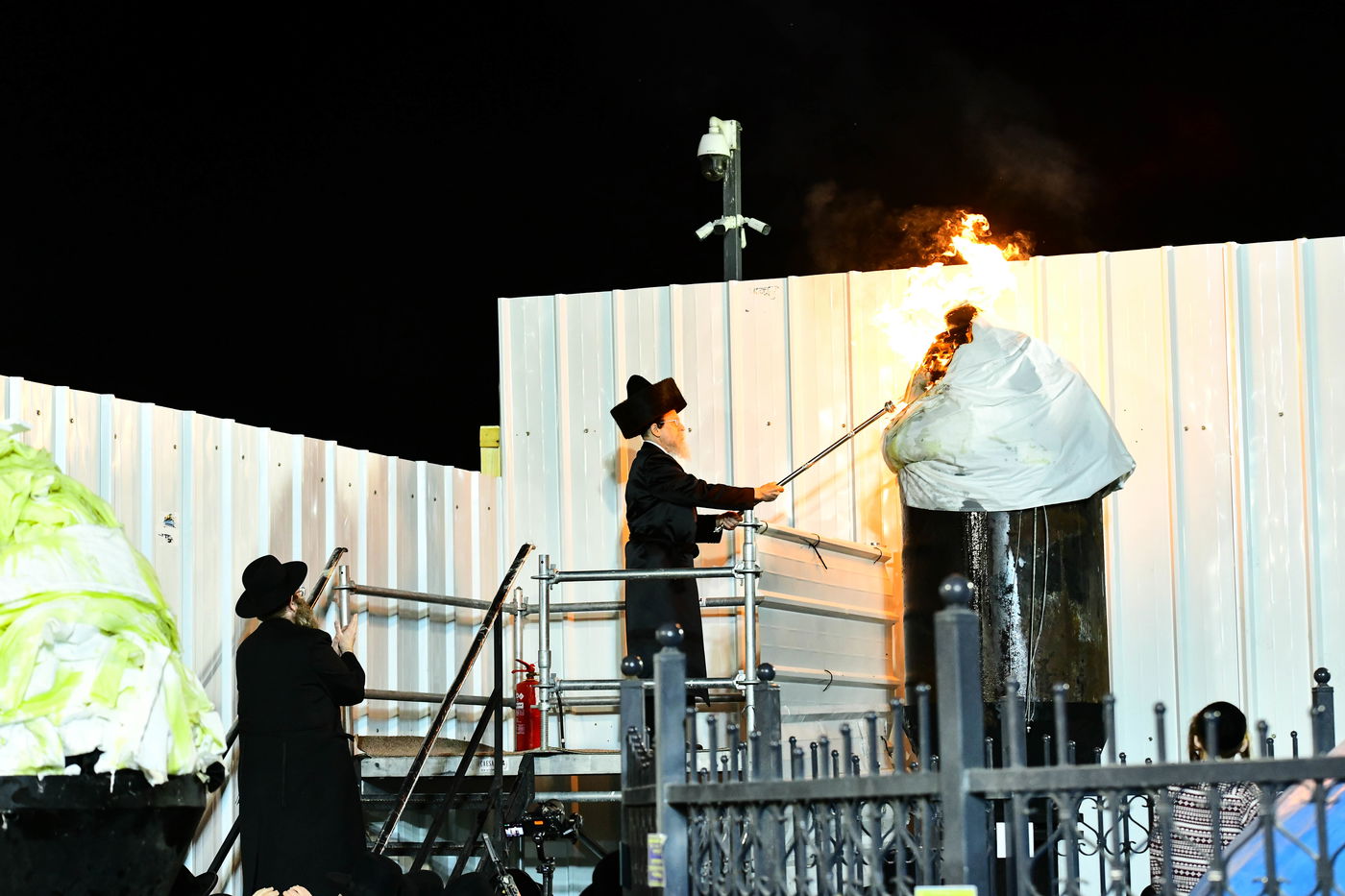 האדמו"ר מבאיאן בהדלקה ל"ג בעומר