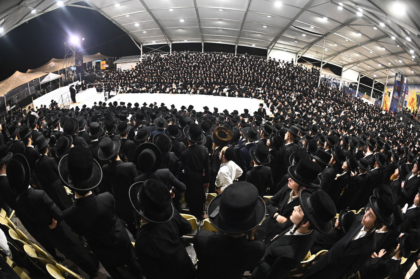 האדמו"ר מבאיאן בהדלקה ל"ג בעומר