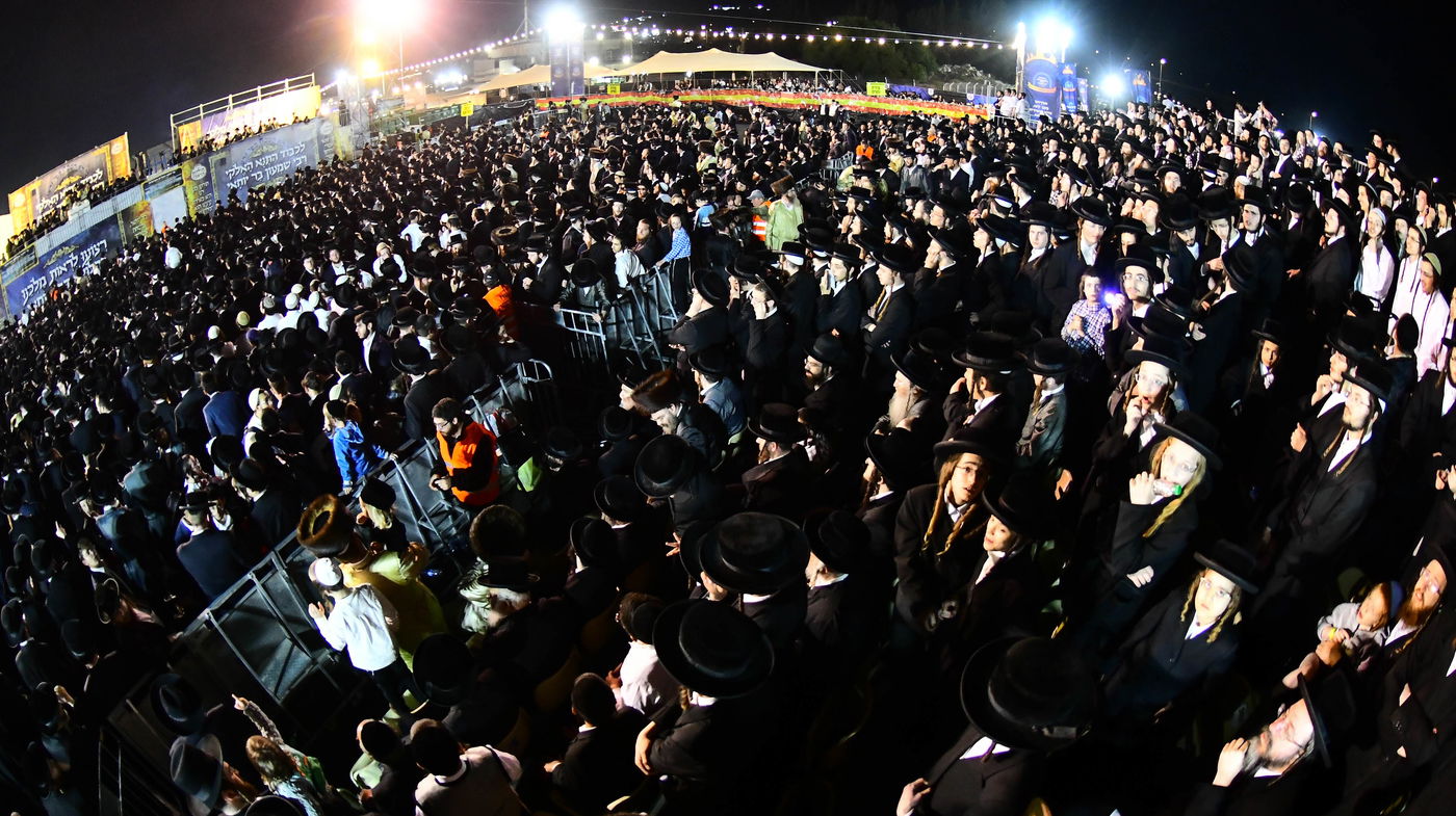 האדמו"ר מתולדות אברהם יצחק בהדלקה ל"ג בעומר