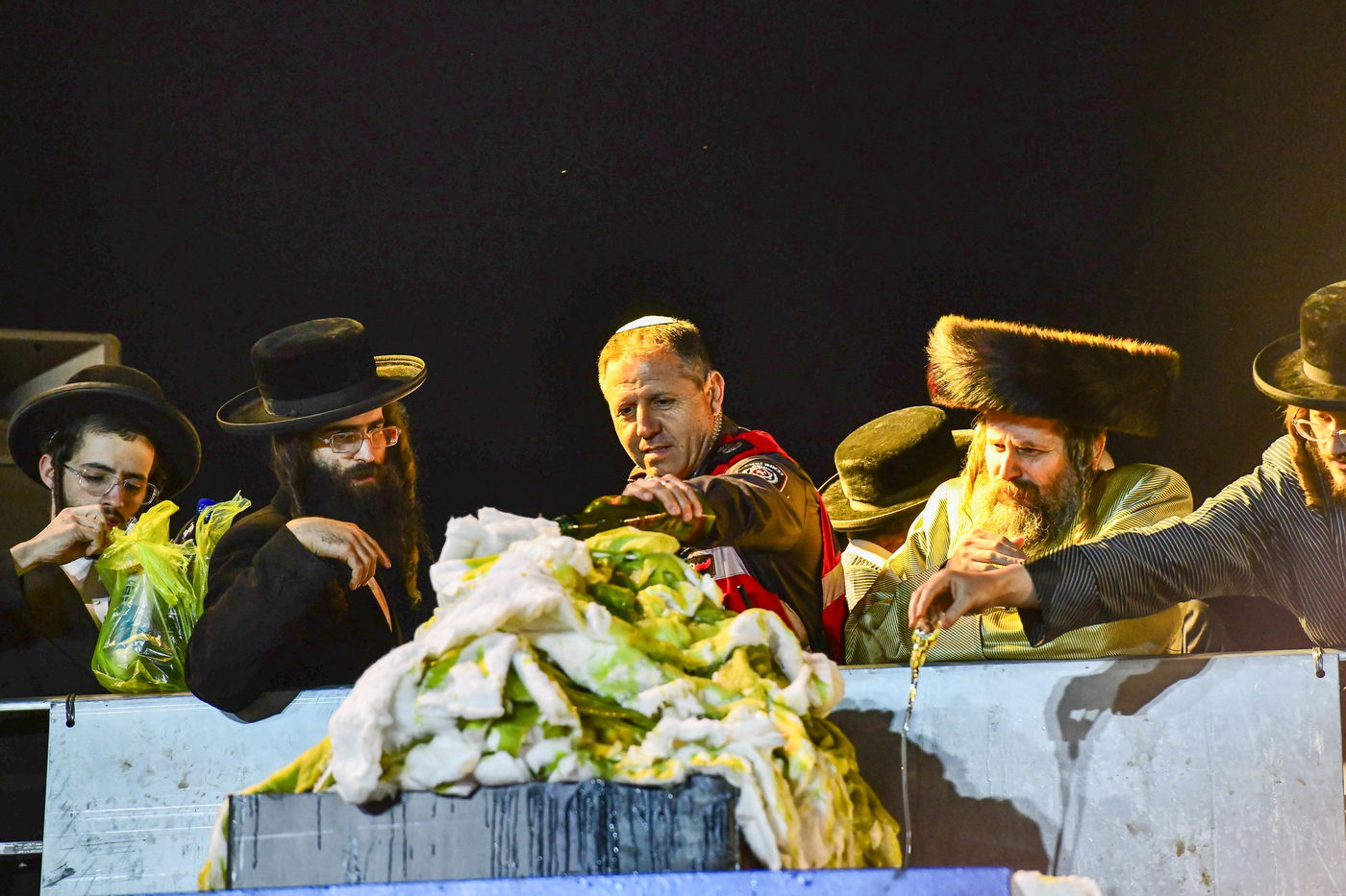 האדמו"ר מתולדות אברהם יצחק בהדלקה ל"ג בעומר