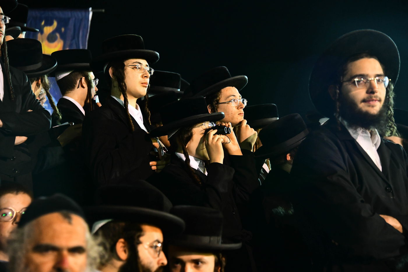 האדמו"ר מתולדות אברהם יצחק בהדלקה ל"ג בעומר