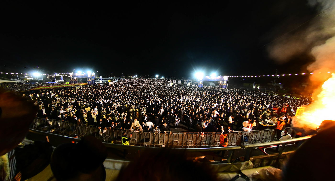 האדמו"ר מתולדות אברהם יצחק בהדלקה ל"ג בעומר