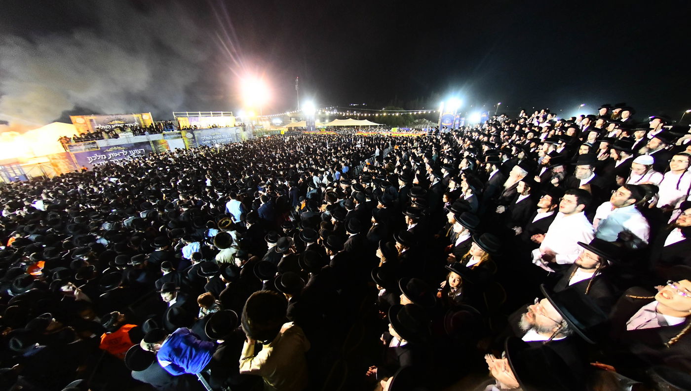 האדמו"ר מתולדות אברהם יצחק בהדלקה ל"ג בעומר