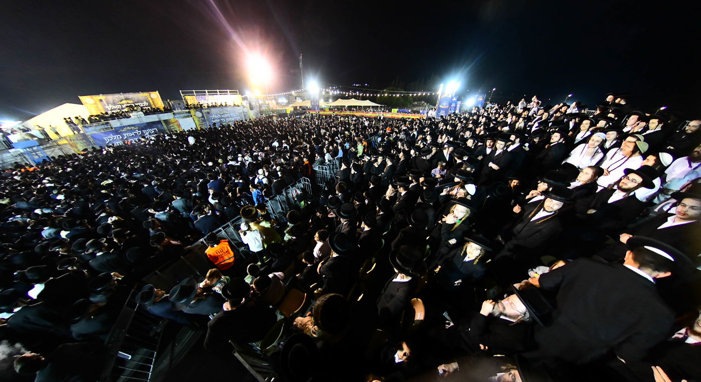 האדמו"ר מתולדות אברהם יצחק בהדלקה ל"ג בעומר