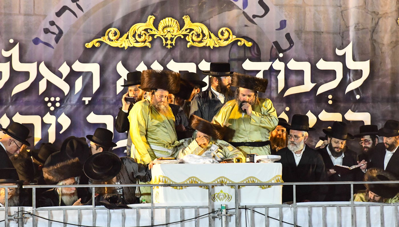 האדמו"ר מתולדות אברהם יצחק בהדלקה ל"ג בעומר