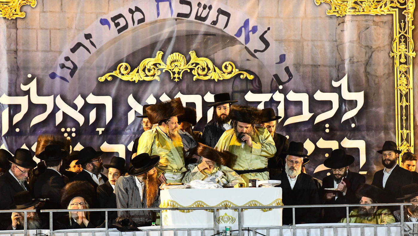 האדמו"ר מתולדות אברהם יצחק בהדלקה ל"ג בעומר