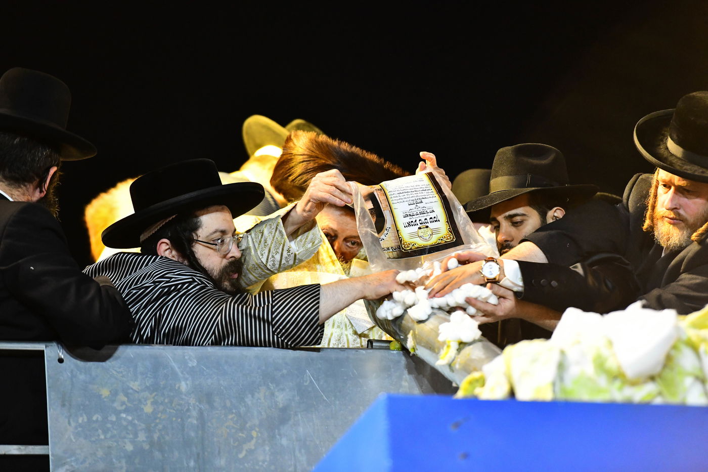 האדמו"ר מתולדות אברהם יצחק בהדלקה ל"ג בעומר