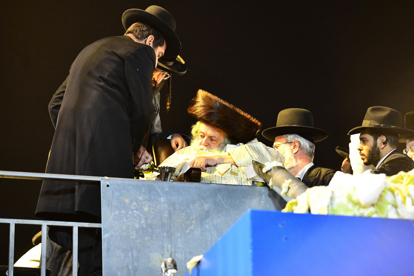 האדמו"ר מתולדות אברהם יצחק בהדלקה ל"ג בעומר