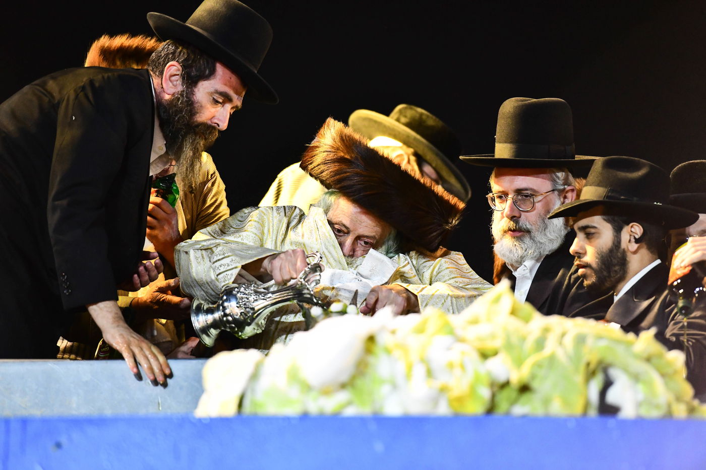 האדמו"ר מתולדות אברהם יצחק בהדלקה ל"ג בעומר