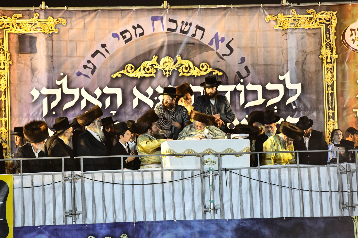 האדמו"ר מתולדות אברהם יצחק בהדלקה ל"ג בעומר