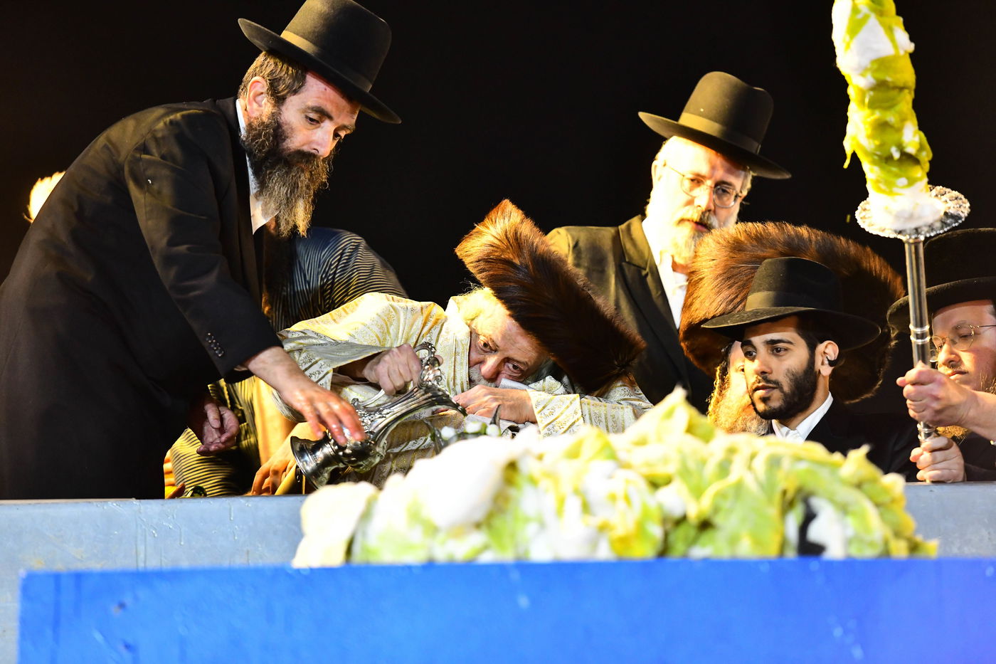 האדמו"ר מתולדות אברהם יצחק בהדלקה ל"ג בעומר