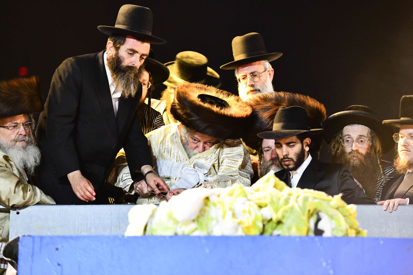 האדמו"ר מתולדות אברהם יצחק בהדלקה ל"ג בעומר