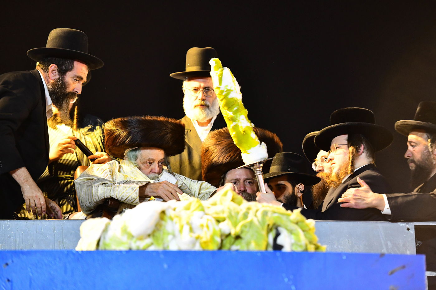 האדמו"ר מתולדות אברהם יצחק בהדלקה ל"ג בעומר