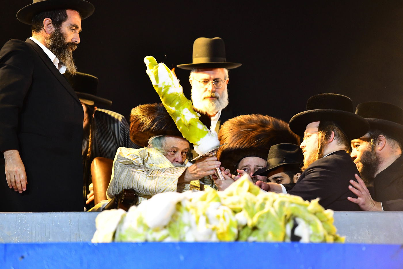 האדמו"ר מתולדות אברהם יצחק בהדלקה ל"ג בעומר