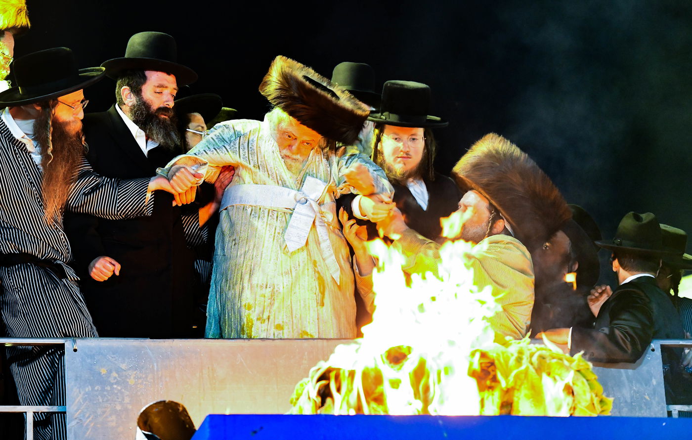 האדמו"ר מתולדות אברהם יצחק בהדלקה ל"ג בעומר