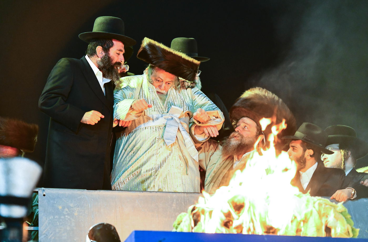 האדמו"ר מתולדות אברהם יצחק בהדלקה ל"ג בעומר