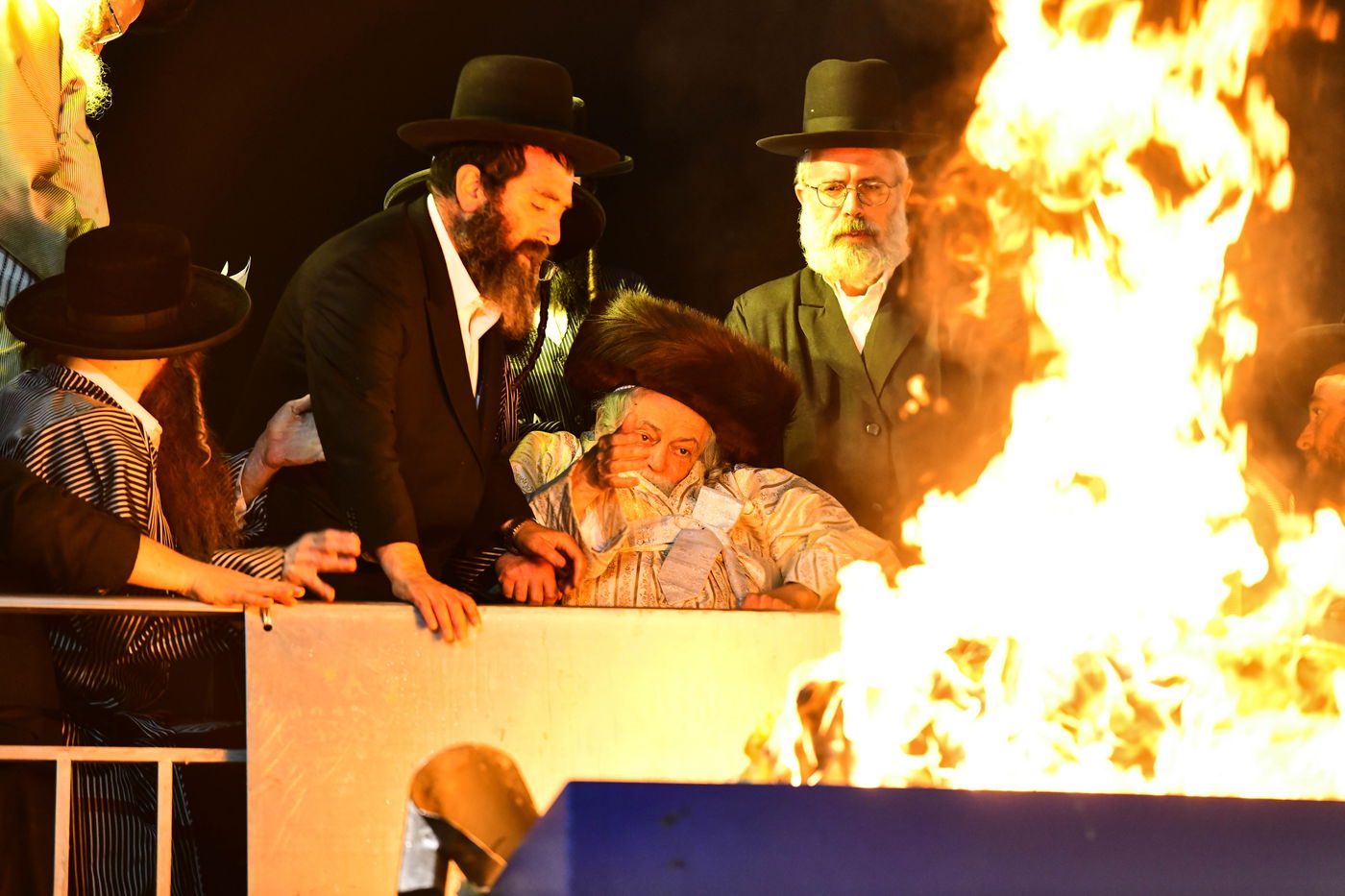 האדמו"ר מתולדות אברהם יצחק בהדלקה ל"ג בעומר