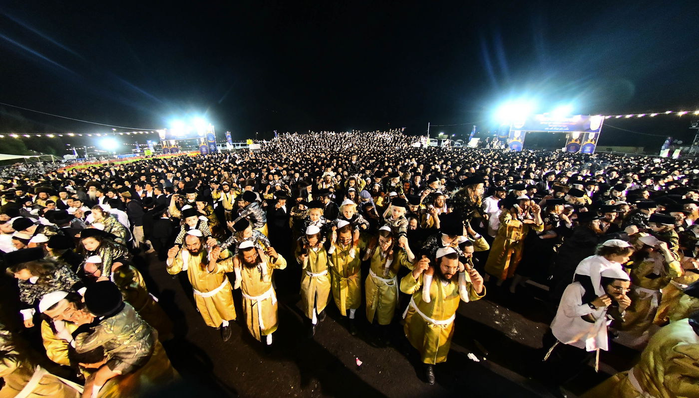 האדמו"ר מתולדות אברהם יצחק בהדלקה ל"ג בעומר